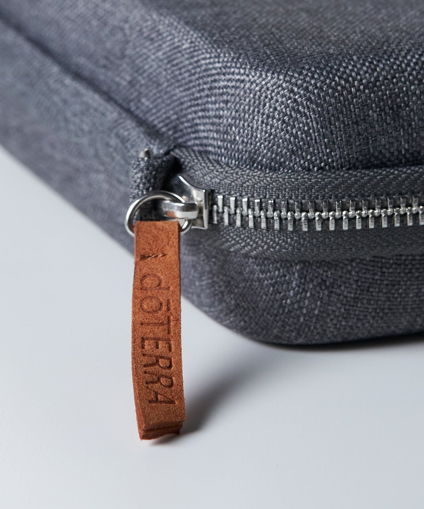 Estuche de Suplementos y Esenciales gris